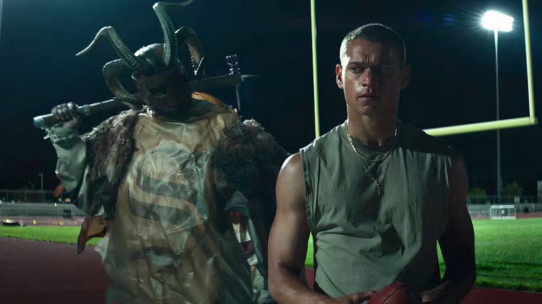 Cam sur le point d'être frappé à la tête avec un marteau par une chèvre bizarre se trouvant en lui