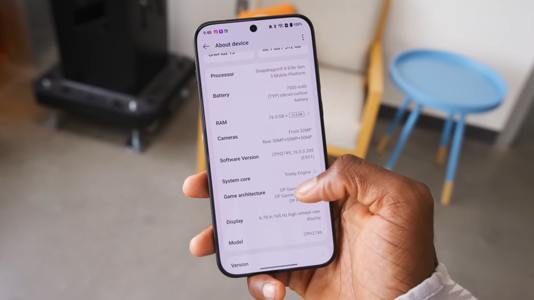 YouTuber MKBHD utilise un smartphone OnePlus 15