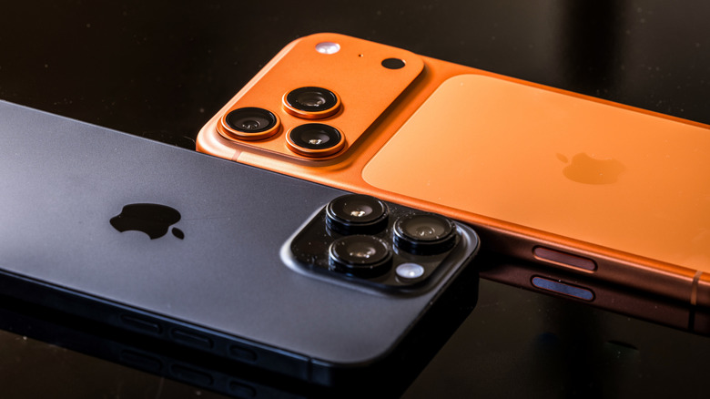 iPhone 17 Pro Max orange et iPhone 16 Pro Max noir côte à côte, montrant les assemblages de caméras