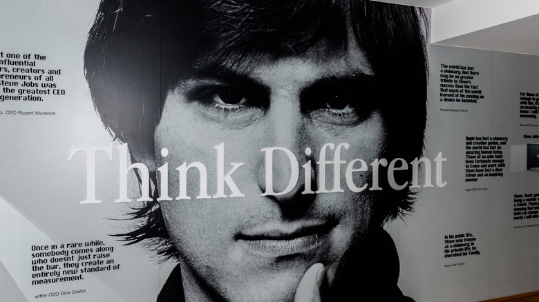 Photo montrant Steve Jobs et le 