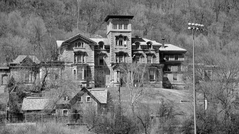 Une image en noir et blanc de l’Institut Allan Memorial à Montréal, Canada.