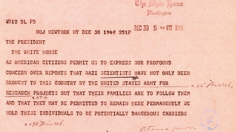 Première page d'une transcription d'un télégramme de protestation contre l'opération Paperclip envoyé à Harry S. Truman par le Council Against Intolerance In America, approuvé par plusieurs signataires, dont Albert Einstein, le 30 décembre 1946.