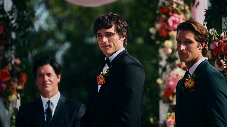 Nate avec ses garçons d'honneur derrière lui sur Euphoria