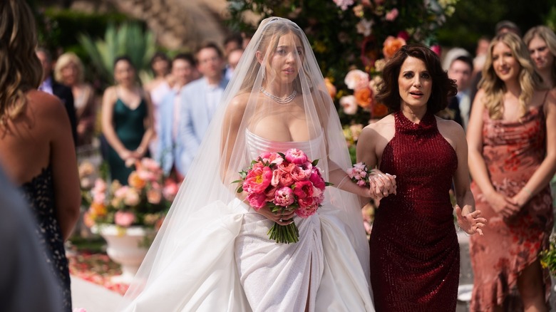 Cassie et Suze marchent dans l'allée sur Euphoria