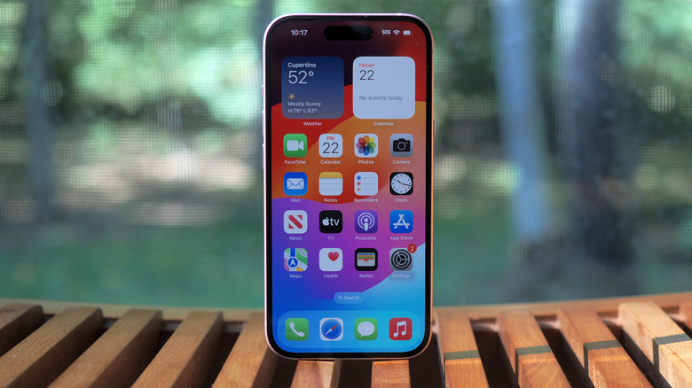 iPhone 15 sur une table