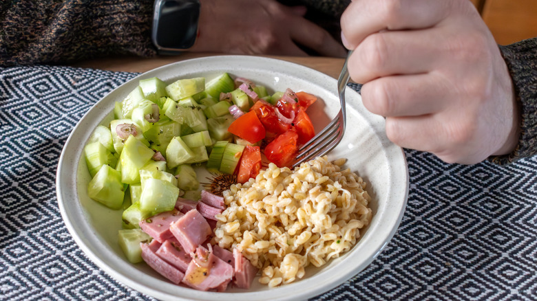 Assiette démontrant un repas équilibré