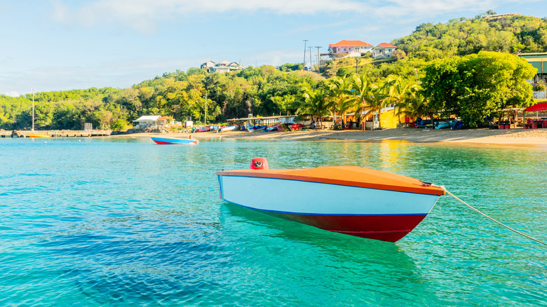 Bateau dans une baie aux eaux turquoise, île Mayreau
