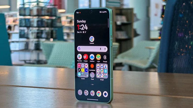 OnePlus 15R debout sur un bureau