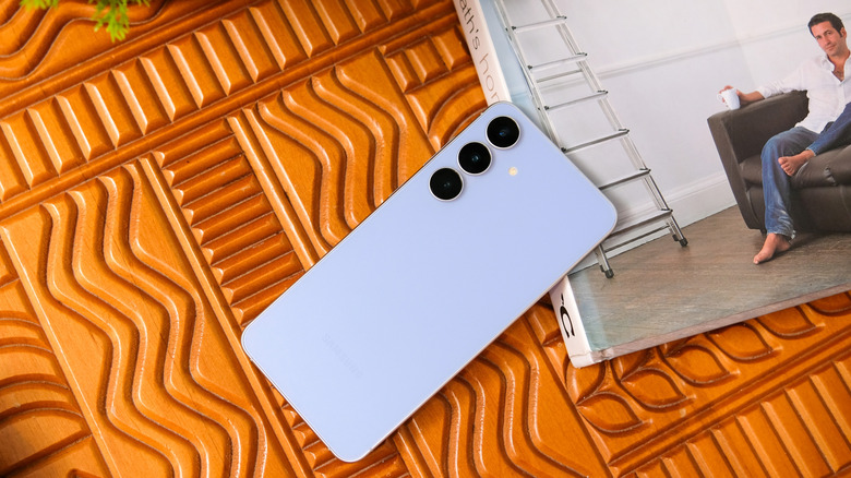 Galaxy S25 FE à côté d’un livre