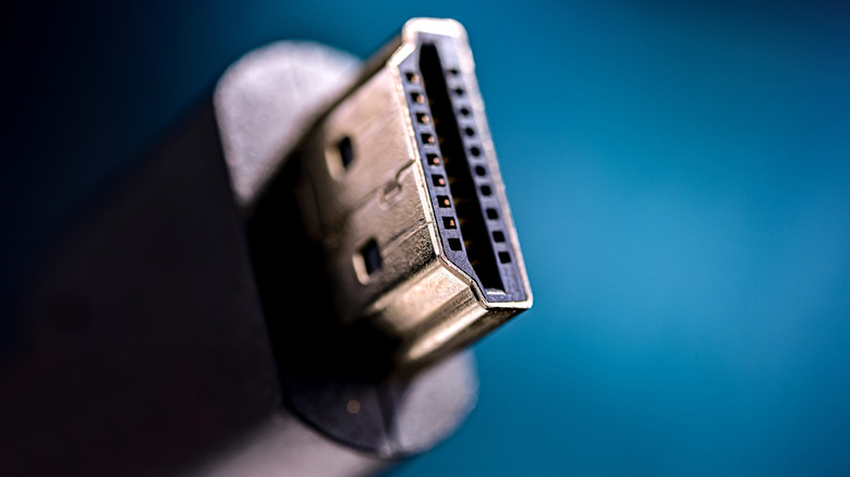 Un gros plan d'un câble HDMI.