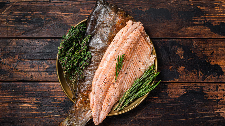 Filet de truite cuit dans un bol avec des légumes verts