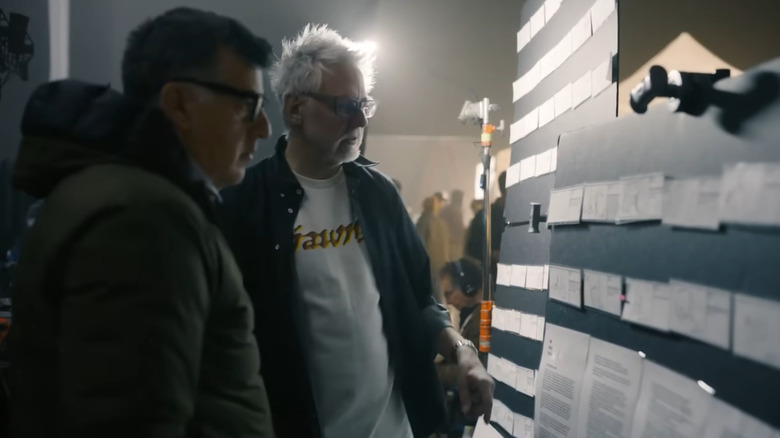 James Gunn regarde les storyboards des coulisses de Superman