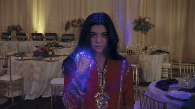 Iman Vellani dans le rôle de Kamala Khan qui allume son poing dans Ms. Marvel