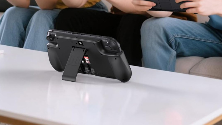 Une batterie Mavulo fixée à une Nintendo Switch 2 sur une table à l'aide de sa béquille