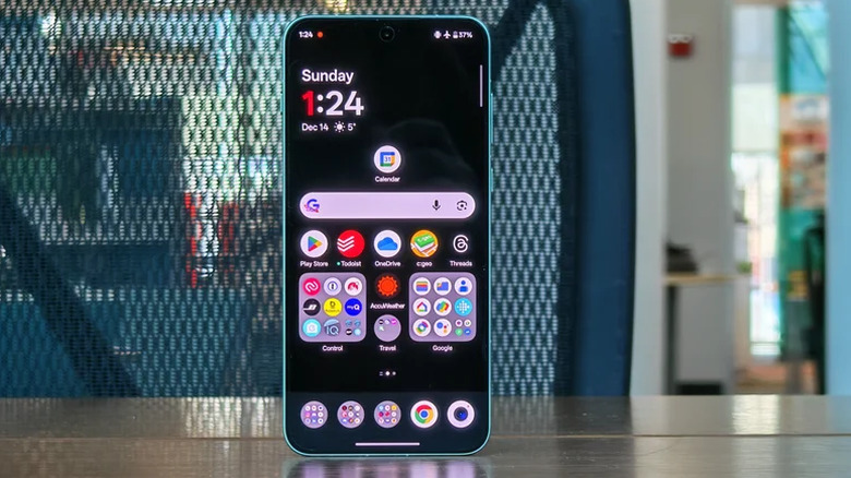 OnePlus 15R debout sur un bureau
