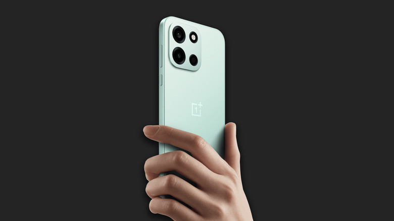 Image du produit d'une personne tenant le OnePlus Nord 6