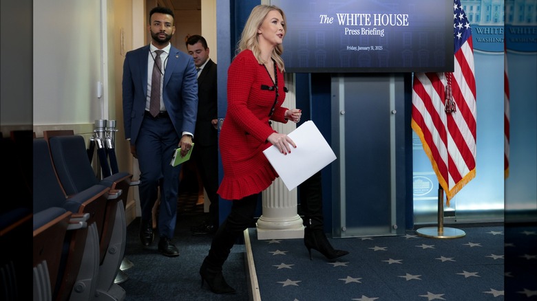 La secrétaire de presse de la Maison Blanche, Karoline Leavitt, arrive pour une conférence de presse