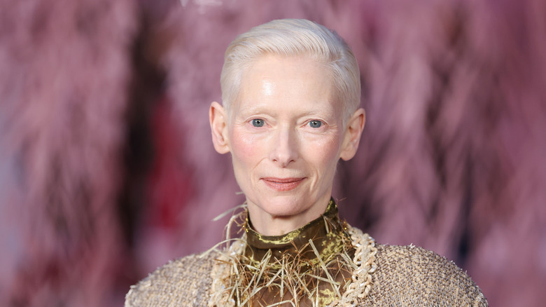 Tilda Swinton avec un fond rose