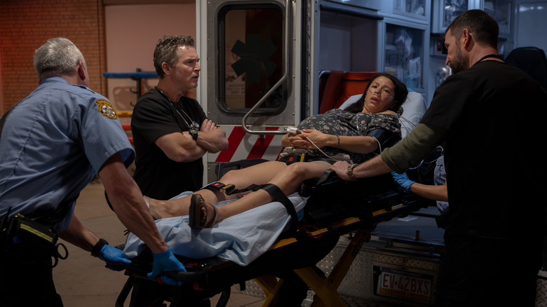 Abbot et Robby soignent Judith alors qu'elle quitte l'ambulance sur The Pitt