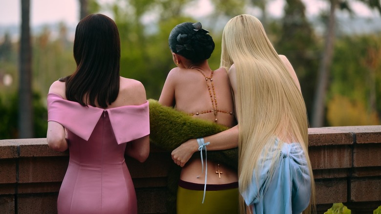 Lexi Maddy et Jules dos à la caméra sur un balcon sur Euphoria