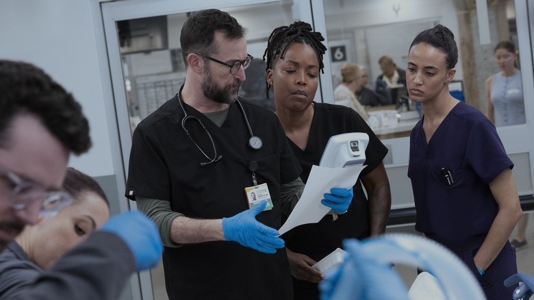 Robby Parker et Garcia examinent un résultat de test sur The Pitt