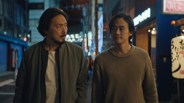 Takehiro Hira dans le rôle de Hiroshi Randa et Ren Watabe dans le rôle de Kentaro Randa marchant ensemble dans Monarch : Legacy of Monsters