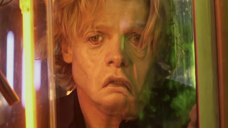 Tom Rhys Harries dans le rôle de Matt Hagen a une famille qui fait fondre le visage alors qu'il regarde à travers une fenêtre dans Clayface