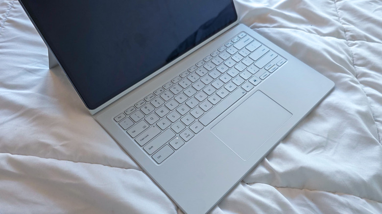 Samsung Galaxy Tab S10 Ultra posé sur un lit