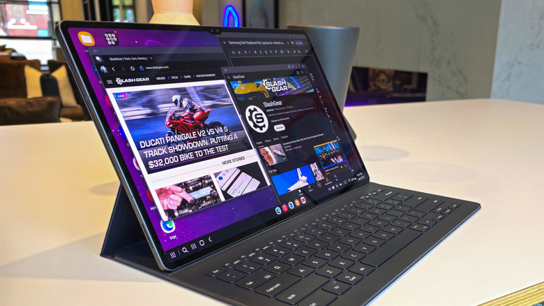 Tablette Samsung Galaxy Tab S9 Ultra posée sur une table
