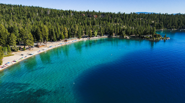 Une vue aérienne de Meeks Bay sur le lac Tahoe.