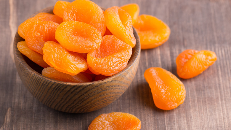 Bol d'abricots secs