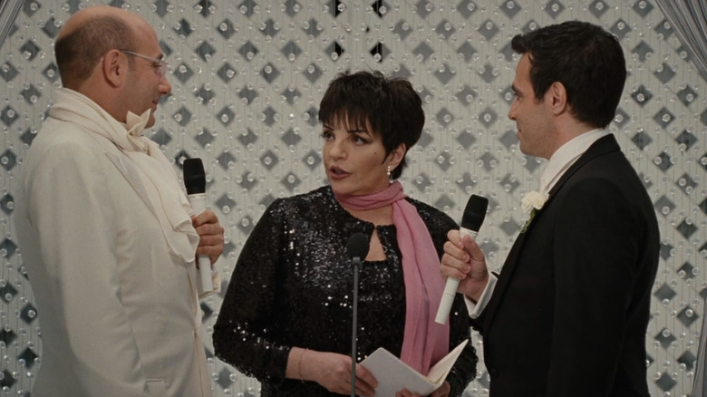 Liza Minnelli célébrant le mariage de Stanford et Anthony dans Sex and the City 2