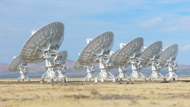 Tableau de plats de radiotélescope surveillant le ciel