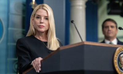 Les photos côte à côte mettent en évidence les rumeurs de modifications cosmétiques de Pam Bondi