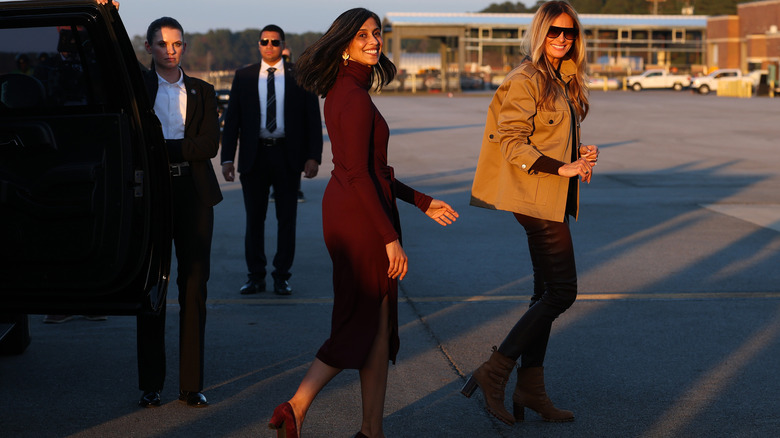 Usha Vance et Melania Trump se préparent à monter à bord d'un avion pour retourner à Washington, DC, novembre 2025
