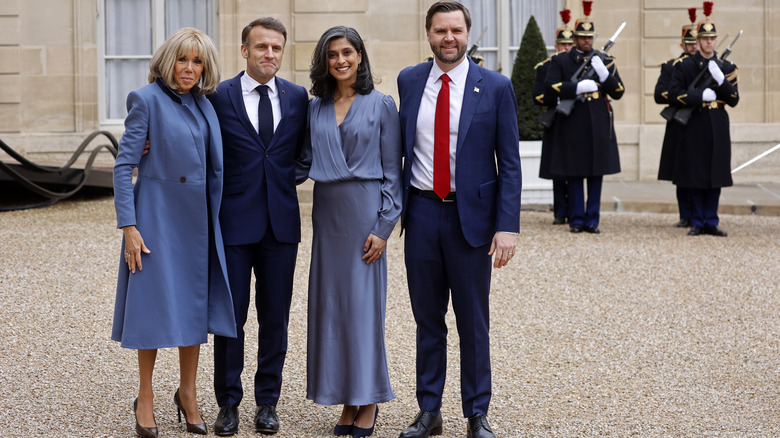 Usha et JD vantent la messe le Vendredi Saint à la basilique Saint-Pierre le 18 avril 2025