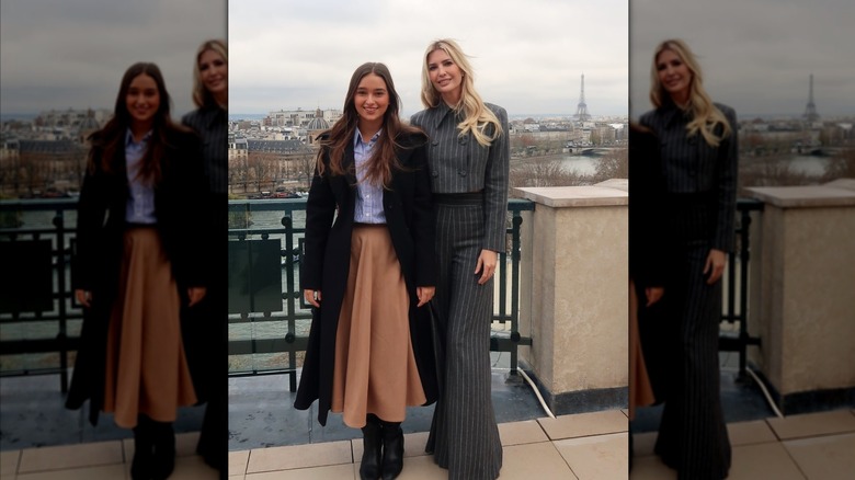 Ivanka Trump pose pour une photo avec sa fille à Paris, France