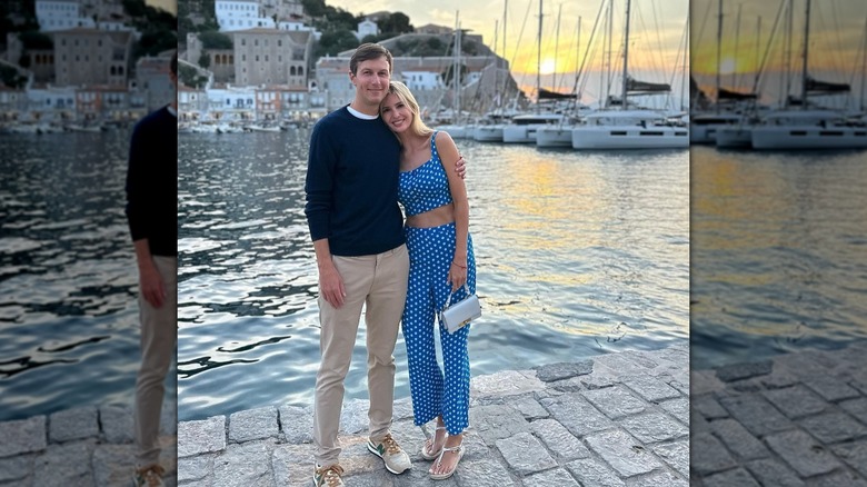 Ivanka Trump pose pour une photo avec son mari Jared Kushner en Grèce