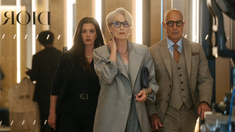 Miranda Priestly (Meryl Streep), Andy Sachs (Anne Hathaway) et Nigel (Stanley Tucci) quittent les bureaux de Dior dans Le Diable s'habille en Prada 2
