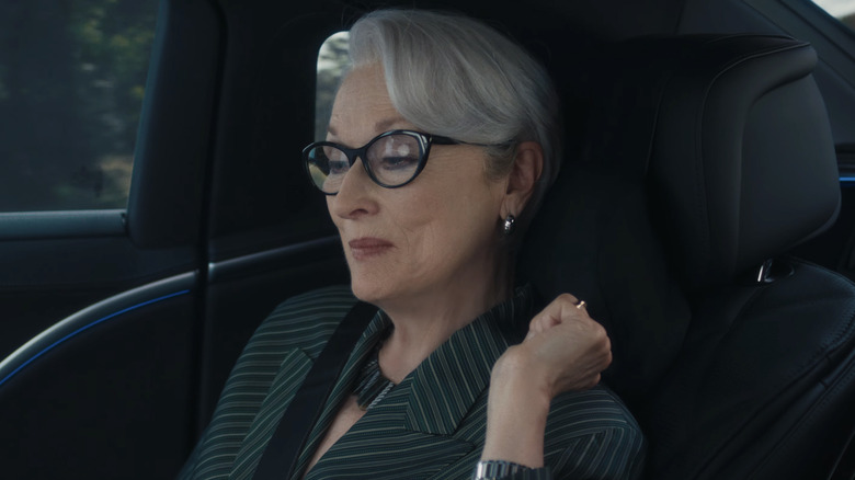 Miranda Priestly (Meryl Streep) contemple sa vie à l'arrière d'une voiture dans Le Diable s'habille en Prada 2