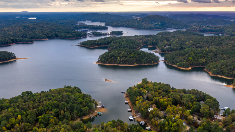 Une vue aérienne du lac Allatoona dans le parc national de Red Top Mountain en Géorgie
