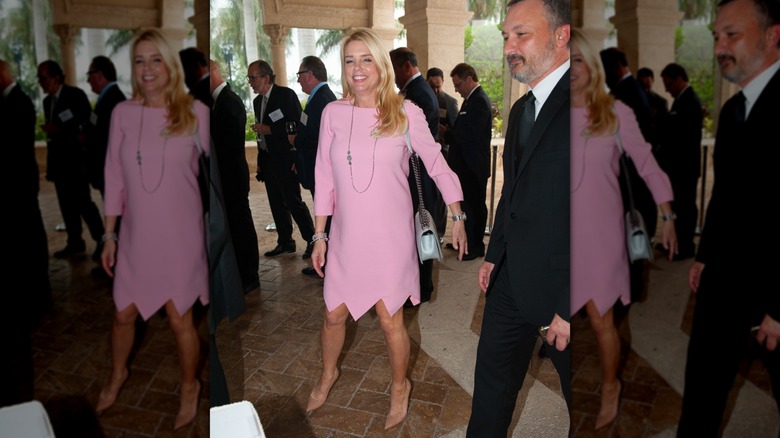 Pam Bondi lors d'un événement dans une robe rose avec un ourlet pointu et des chaussures marron clair
