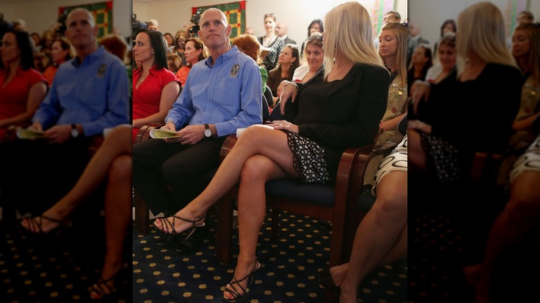 Pam Bondi lors d'un événement en jupe courte avec les jambes croisées