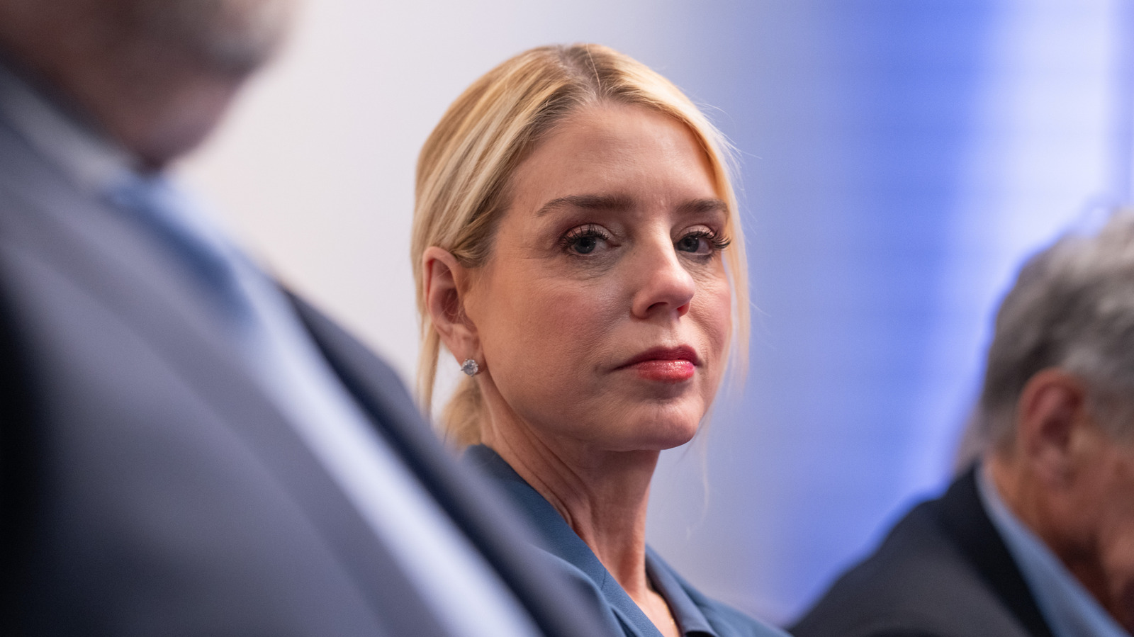 Les looks les plus longs de Pam Bondi font également partie de ses tenues les plus ringardes