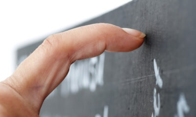 La science explique pourquoi les ongles sur un tableau semblent insupportables
