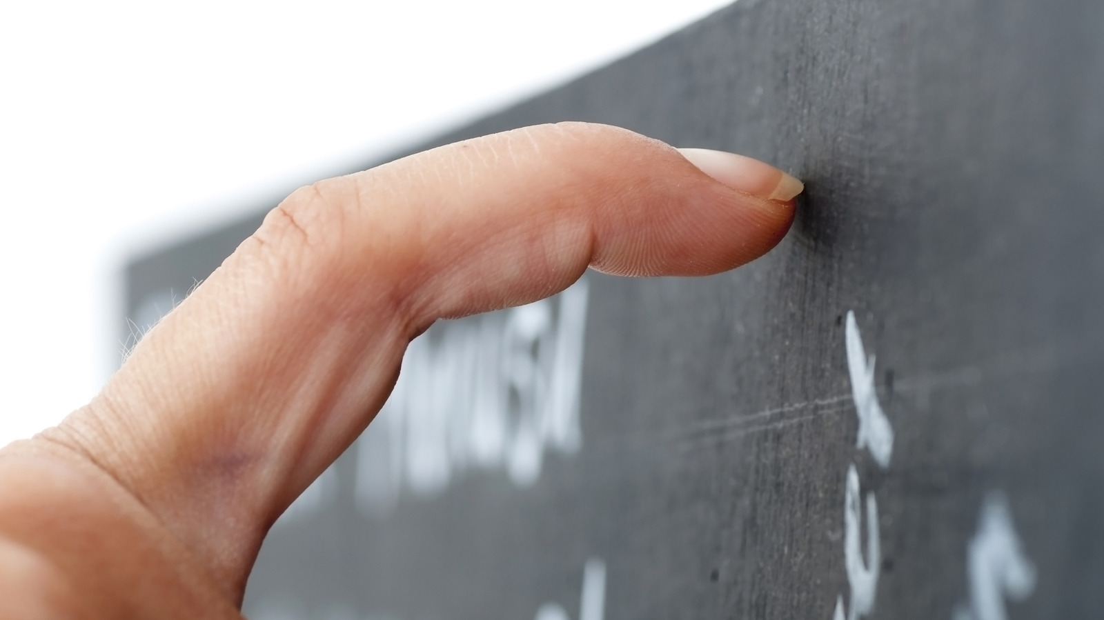 La science explique pourquoi les ongles sur un tableau semblent insupportables