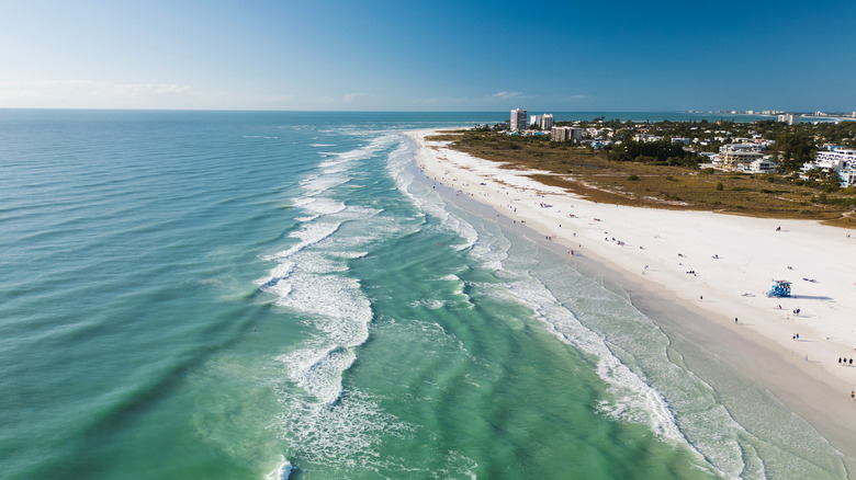 Vue aérienne sur la plage de sable blanc de Siesta Key, Floride