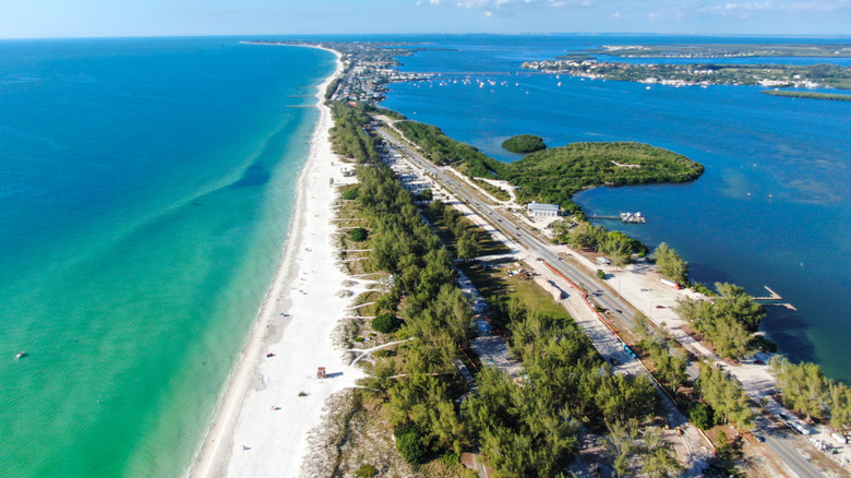 Vue aérienne de l'île Anna Maria avec plages de sable blanc et eau bleue