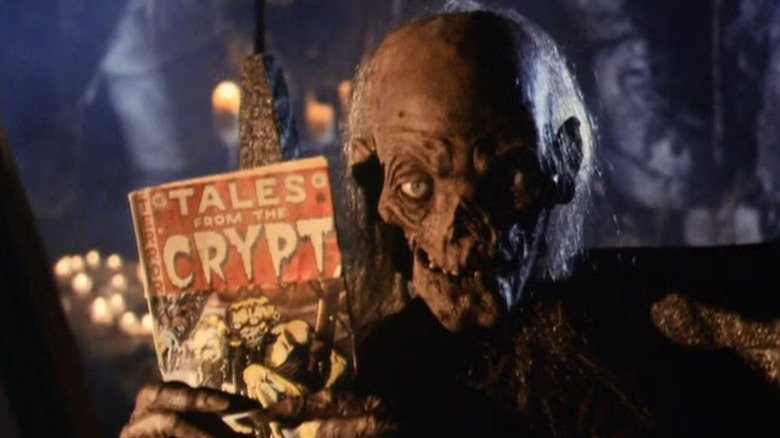 Le gardien de la crypte brandit une bande dessinée Tales From the Crypt