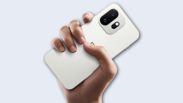 Une main tenant le OnePlus 15T